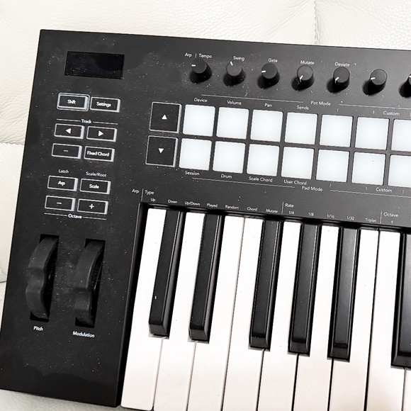 Novation Launchkey 49 [MK3] MIDI Keyboard Controller - Seamless Ableton Live Int - Picture 3 of 4